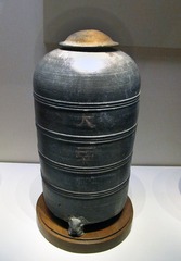 “大豆万石”陶仓，西汉，1953年河南洛阳金谷园出土，中国国家博物馆文物。