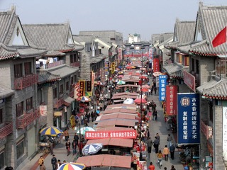 天津鼓楼商业街（北街）：鼓楼北街又称“古董珠宝街”，历史上就以经营黄金珠宝著称，古典式建筑群和熙熙攘攘的顾客