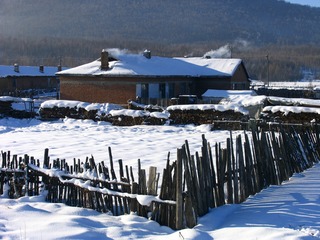 东北山村雪景。