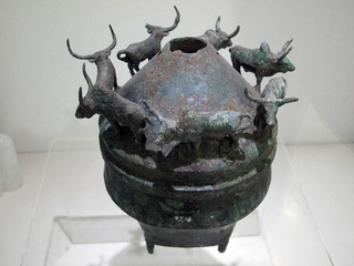 锥形顶七牛铜贮贝器，西汉，晋宁县石寨山18号号墓出土。云南省博物馆馆藏文物。001