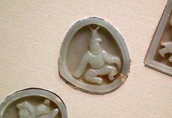 狮蛮纹带銙、（钅宅）尾，元代，国家博物馆中国古代玉器艺术展。