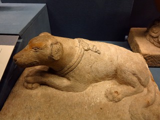汉白玉犬，海淀区耶律铸夫妇墓出土，北京首都博物馆文物展。