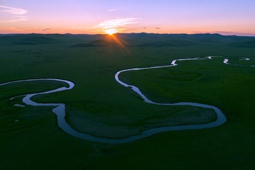 内蒙古呼伦贝尔草原地理风光，牧场莫日根河河湾暮色风景。009