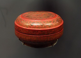 嘉靖款红雕漆填花卉云鹤圆盒，海淀区碧云寺，北京首都博物馆文物展。