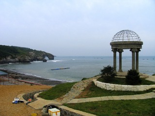 大连市海滨，“恐龙探海”风景区。