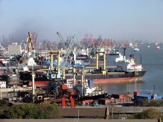 天津塘沽，现代化国际大港天津港，港口吞吐量直线上升，2004年的货物吞吐量预计达到两亿吨