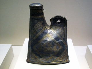 鎏金鹿纹银鸡冠壶，辽，1979年内蒙古赤峰出土，中国国家博物馆文物。