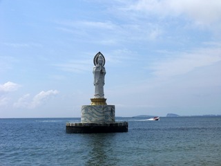 大连市海滨，海里的观音菩萨像。
