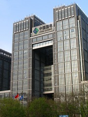 北京市，中国国电（中国国电集团公司）是在原国家电力公司部分企事业单位基础上组建的国有企业，是电力体制改革后国务院批准成立的五大全国性发电企业集团之一 。