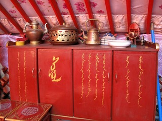 内蒙古呼伦贝尔草原，蒙古族牧民蒙古包内景，摆放的写有蒙文、具有民族风格的柜橱。002
