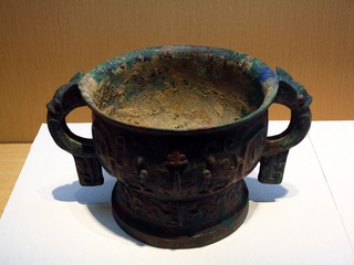 龙纹高圈足簋，西周青铜器，山西翼城县大河口1号墓出土，首都博物馆文物展。