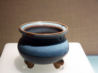 钧窑天蓝釉三足炉，金代，北京庆寿寺出土，首都博物馆文物展。