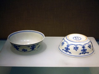 青花宝相花纹卧足碗，明朝威化年间，北京海淀区清代黑舍里氏墓出土，北京首都博物馆文物展。