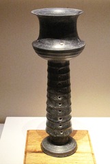 薄胎黑陶高柄杯，龙山文化（约公元前2500年-前2000年），山东胶县出土，中国国家博物馆文物展。