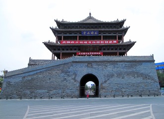 甘肃省张掖市，标志性建筑，鼓楼，又名镇远楼、靖远楼，位于张掖城中心。据《重修甘州吊桥及靖远楼》碑刻记载，鼓楼始建于明正德二年（1507年）。