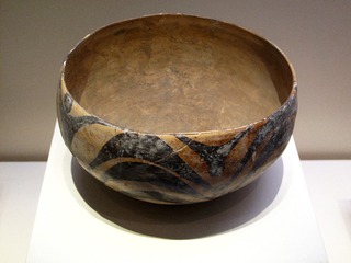 彩陶碗，仰韶文化（约公元前5000年-前3000年），1956年陕西华县庙底沟出土，中国国家博物馆文物展。