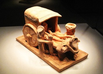 牛车人物瓷俑，东晋南朝，2005年广西贺州蒋军山出土，中国国家博物馆文物。