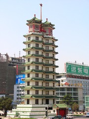 郑州市掠影，二七纪念塔，坐落在市中心，是为纪念1923年“二七”大罢工的英雄们而建造的，塔建成于1971年。