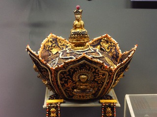 织锦夹金五佛冠，首都博物馆“古都北京”文物展。