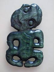 经过热处理与二次打磨的人形项饰，碧玉（软玉），约制于1600-1820年，中国国家博物馆（毛利碧玉：新西兰的传世之宝）展览。