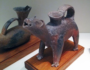 狗形陶鬶，大汶口文化（约公元前4200年-前2500年），1974年山东胶县三里河出土，中国国家博物馆文物展。