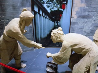 金代科举考场搜检场景，北京孔庙和国子监博物馆文物。