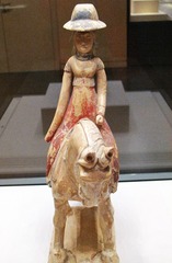 彩绘陶戴帏帽女骑俑，唐，1972年陕西礼泉张士贵墓出土。中国国家博物馆文物。