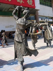 内蒙古，赤峰城市风光，步行街的雕塑，少数民族人物。