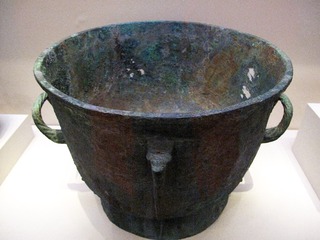 青铜盂，商王武丁时期，1976年河南安阳殷墟妇好墓出土，中国国家博物馆文物展。