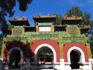 琉璃牌坊，建于乾隆四十八年，上题“圜桥教泽”，“学海节观”。北京国子监博物馆。