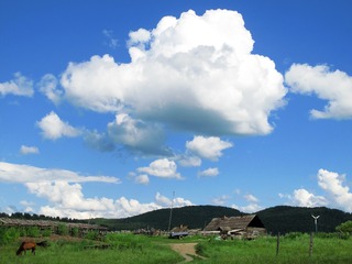 内蒙古呼伦贝尔边境村庄，天空，蓝天，白云，云朵。