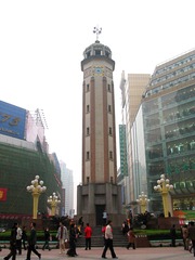 重庆，解放碑，高27.5米，有旋梯可达顶端。最初落成于1940年3月12日孙中山先生逝世纪念日，1945年抗战胜利后重建，题名为“抗战胜利纪功碑”。1950年由刘伯承改题“重庆人民解放纪念碑”。 - 