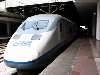 2004年3月31日，深圳火车站,一列深圳至广州的新时速列车停在站台上准备出发