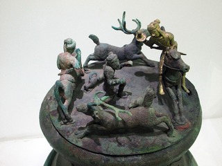 叠鼓形狩猎纹铜贮贝器，晋宁县石寨山71号号墓出土。云南省博物馆馆藏文物。