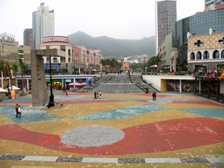 深圳市：“海上世界”“明华轮”前的“码头广场”。（资料图片，摄于2004年5月）
