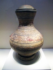 彩绘龙虎纹陶壶，西汉，1953年河南洛阳烧沟出土，中国国家博物馆文物。