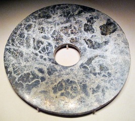 玉璧，良渚文化，1988年浙江余杭长命出土，中国国家博物馆文物。