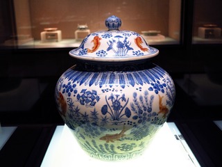 青花红彩鱼藻纹盖罐，明朝嘉靖年间瓷器，北京海淀区出土，北京首都博物馆文物展。