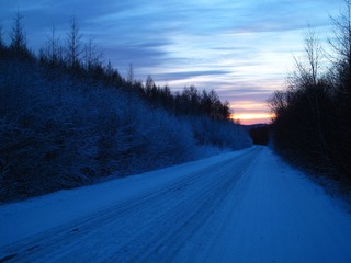 大兴安岭林海雪原，山里雪路，夕阳西下，暮色苍茫。002