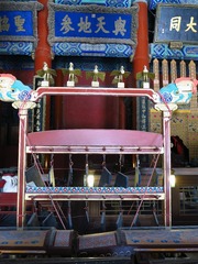祭孔礼乐器（大成殿内）。北京孔庙和国子监博物馆。
