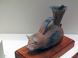 猪形陶鬶，大汶口文化（约公元前4200年-前2500年），1974年山东胶县三里河出土，中国国家博物馆文物展。