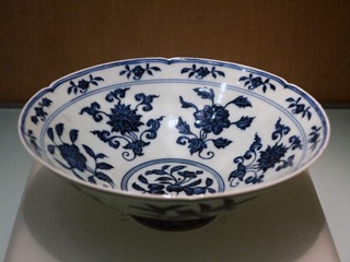 青花折枝花果纹葵口碗，明代宣德年间，北京首都博物馆文物展。