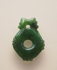 鸟腿环，碧玉，卡瓦卡瓦品种，约制于1700-1850年，中国国家博物馆（毛利碧玉：新西兰的传世之宝）展览。