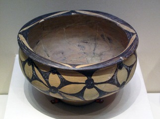 彩陶盆，仰韶文化（约公元前5000年-前3000年），1958年陕西华县庙底沟出土，中国国家博物馆文物展。