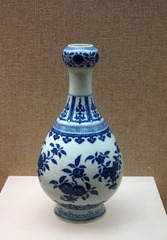 景德镇官窑青花折枝花果纹蒜头瓶，清代道光年间，广东省博物馆古代文物。