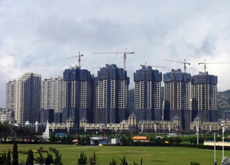 大连市城市风光，在建商务建筑，房地产项目。