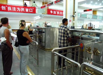 满洲里口岸：正在接受边检的出入境旅客（摄于2004年9月）