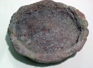 陶盘，西汉，呈贡县石碑村1号墓出土。云南省博物馆馆藏文物。