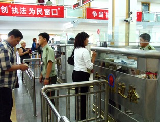 满洲里口岸：正在接受边检的过境游客（摄于2004年9月）
