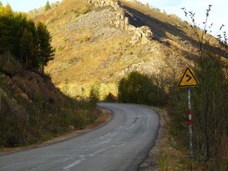 内蒙古呼伦贝尔山区，山路，路牌。